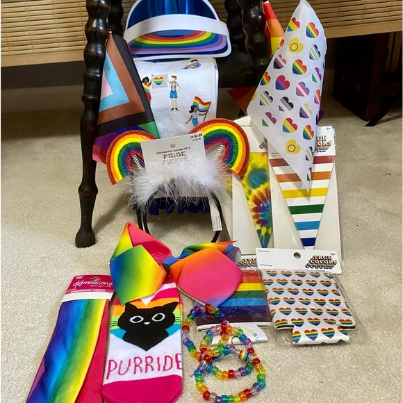 PRIDE 🏳️‍🌈 I’ve added more items!  bundle banners, flags, hand towel, visors - Picture 9 of 14